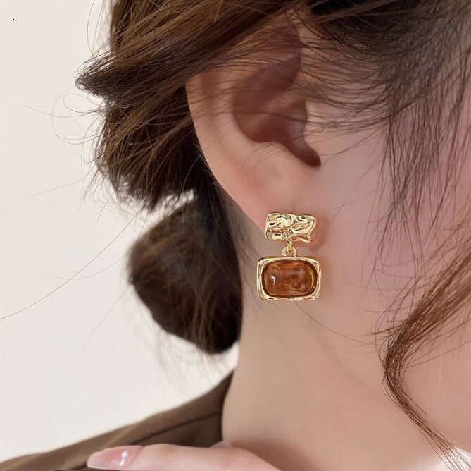French Elegant Temperament Resin Square Niche Design High-end Earrings Light Versatile Ear Accessories