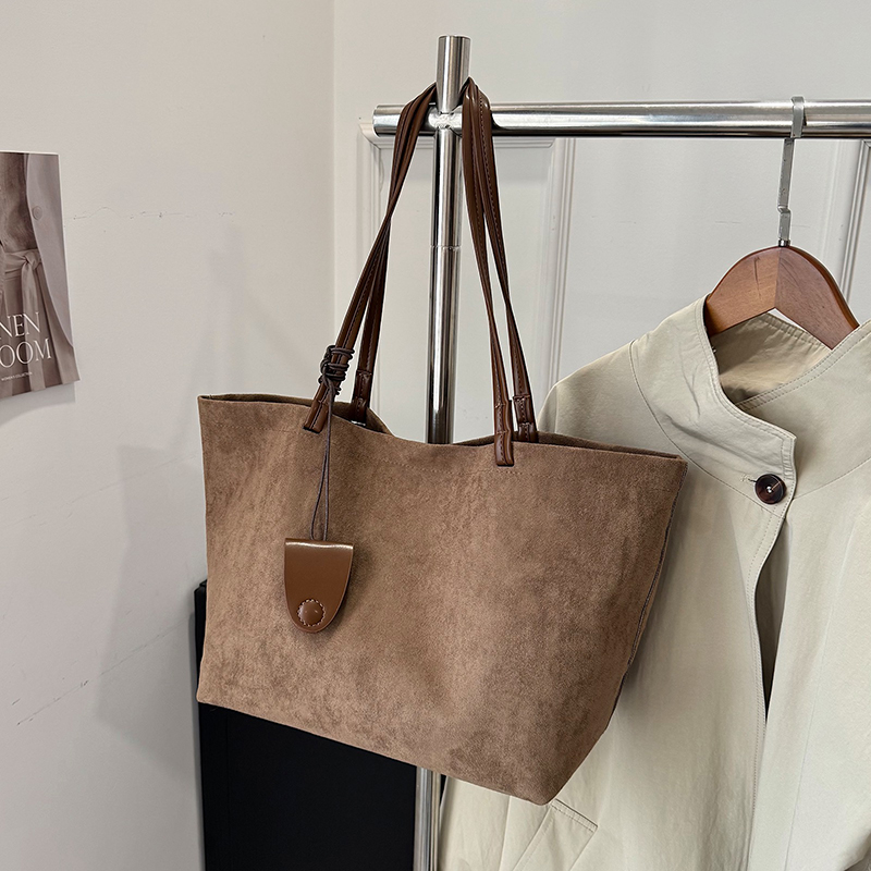 Casual, elegant, luxurious, fashionable shoulder bag for girls, large capacity, simple shopping, commuting backpack, lightweight crossbody bag for stu