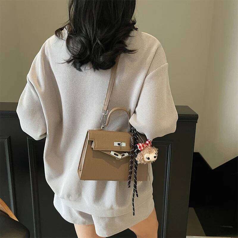 High-End Unique Minimalist Crossbody Handbag For Women With Vintage Fashionable Letter Leather And Spacious Commuter