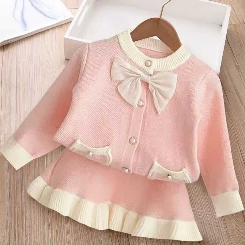 2024 Girls Autumn Dress Bow Korean Edition Childrens Set Baby Foreigner Knitted Cardigan Two Piece Set 28 Year Old Top and Bot L250926HGL0