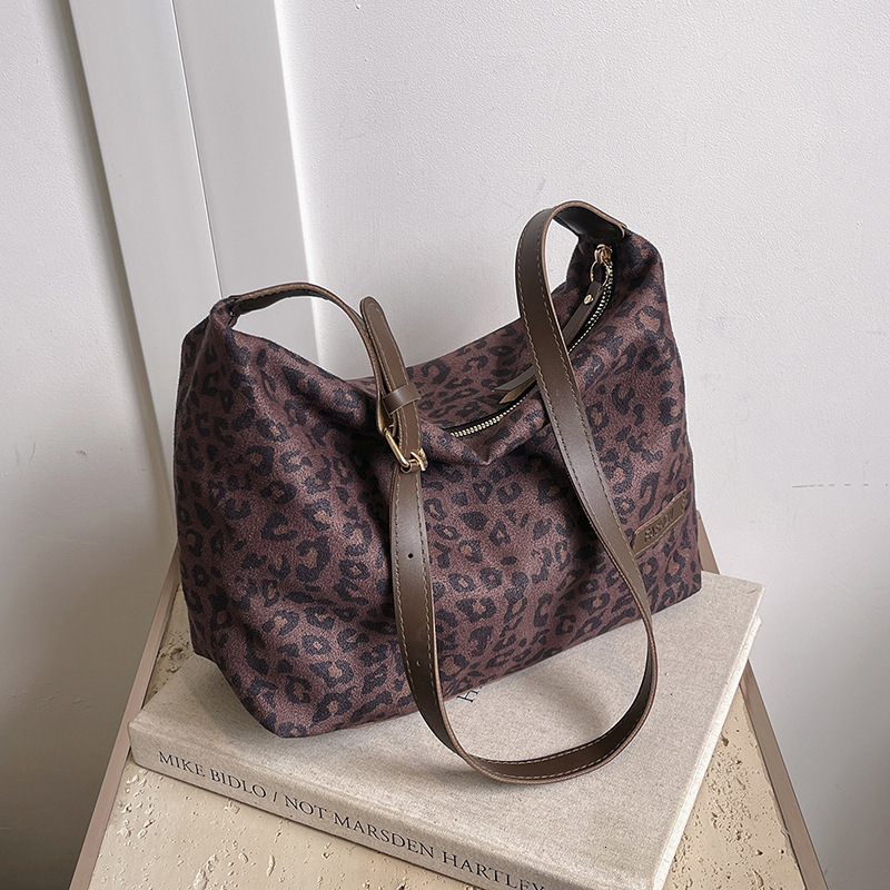 Retro matte bag, autumn new Bag style armpit bag, handbag, light luxury designer bag, large capacity leopard print women's shoulder bag, trendy s