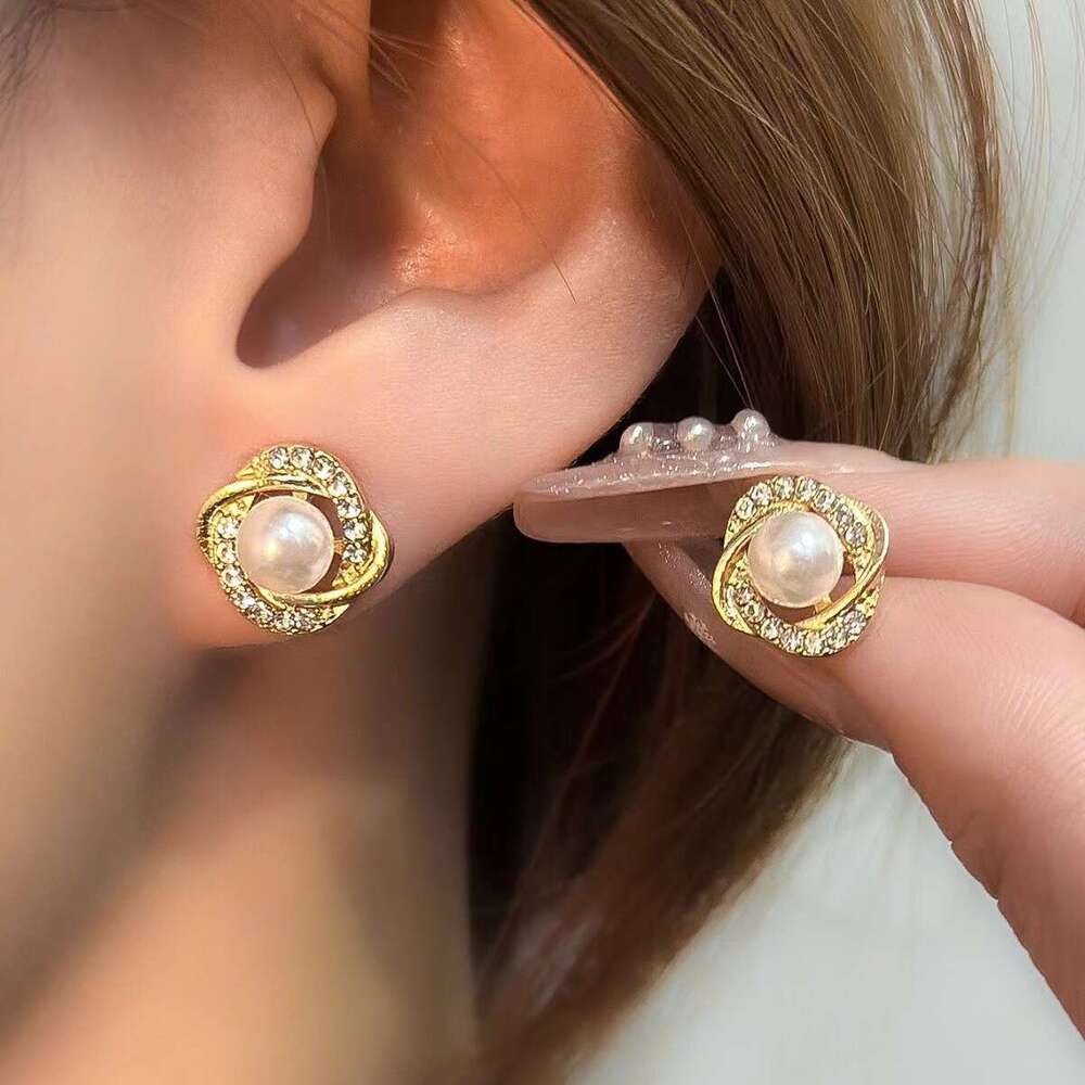Fashionable Light Full Dia Pearl for Women Exquisite Niche Design High-end Earrings Elegant Versatile Ear Jewelry