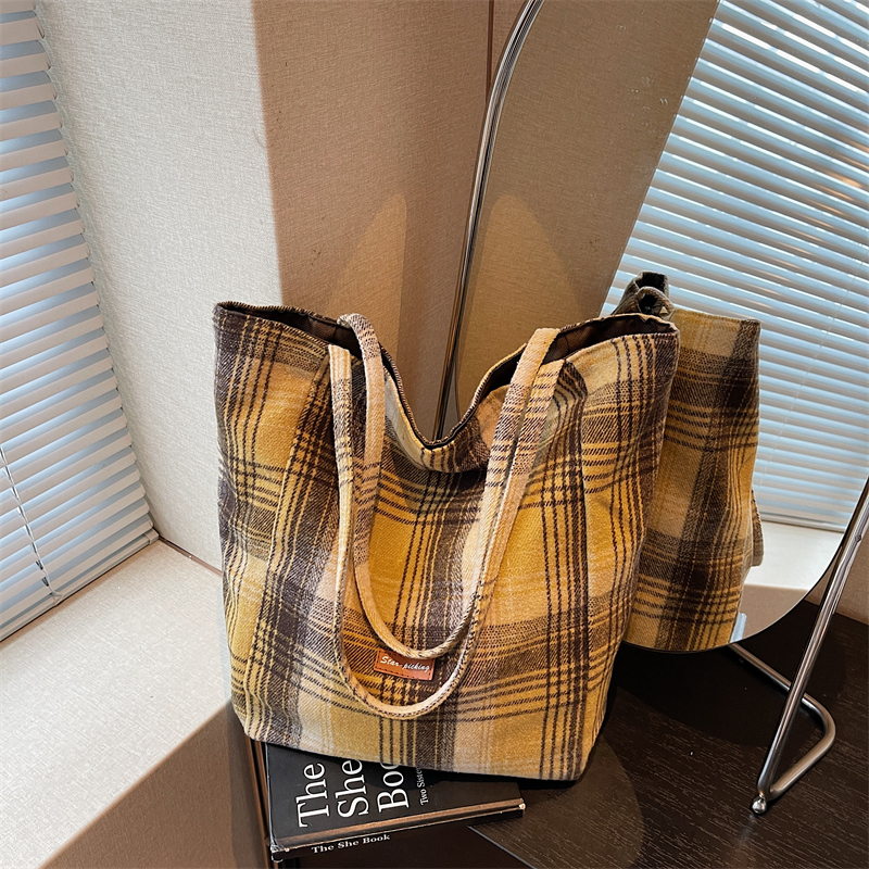 Summer new casual elegant large capacity shoulder bag, simple shopping commuting essential crossbody bag, student fashionable lightweight crossbody ba