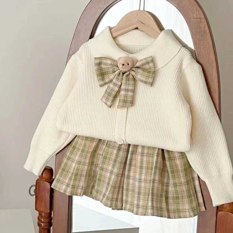Autumn Winter Girls Clothing Set Cartoon Bear Bow Decoration KnitwearStripe Pleated Skirt 2Pcs For 26Y Kids Casual Suit L25092613R1