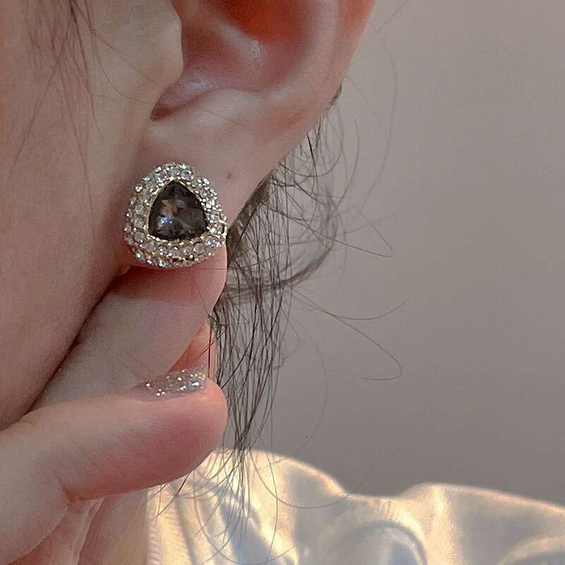 Black Zircon Earrings for Women, Autumn and Winter Versatile Earrings, Women's Ear Accessories, Niche Light , Simple Design with a Sense of Sophi