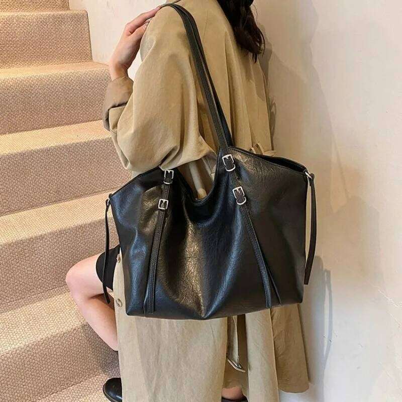 Light retro large capacity tote women, new high-end feel, single shoulder crossbody bag for work and commuting