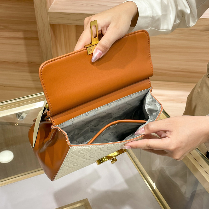 2025 new designer women's bag, foreign style, fashionable and luxury, versatile shoulder portable messenger bag, women's small square bag.