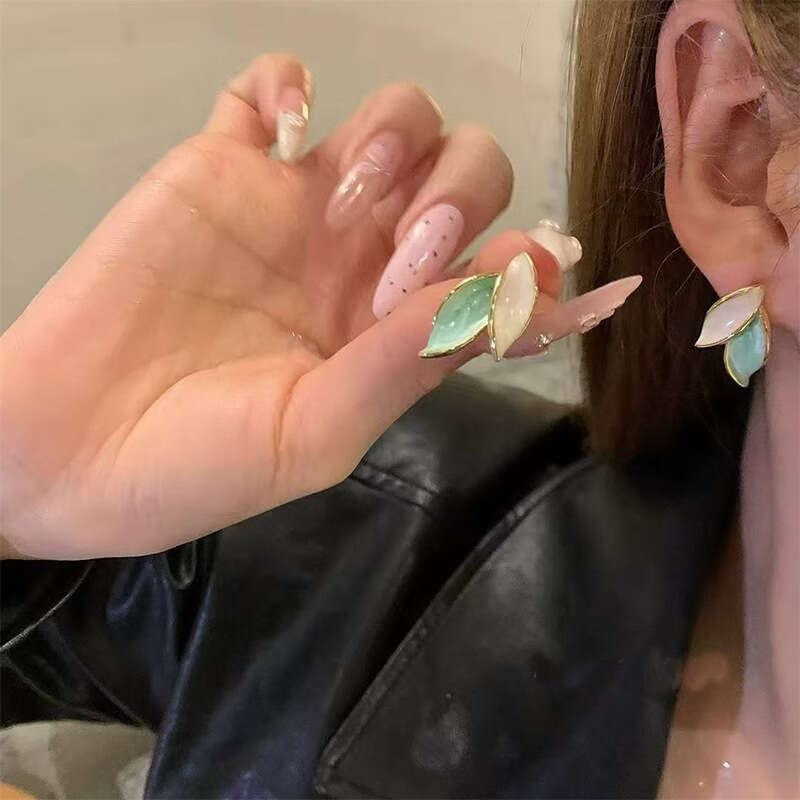 Korean Minimalist Fashion Leaf Niche Design High-end Light Earrings Forest Style Personality Versatile Ear Jewelry