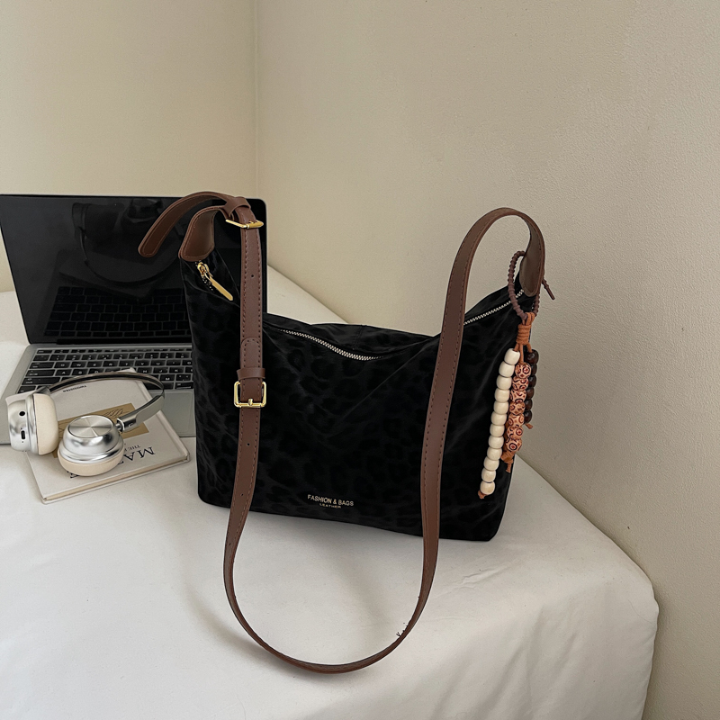 Casual, elegant, luxurious, large capacity fashionable shoulder bag for girls, simple shopping and commuting backpack, lightweight crossbody bag for s