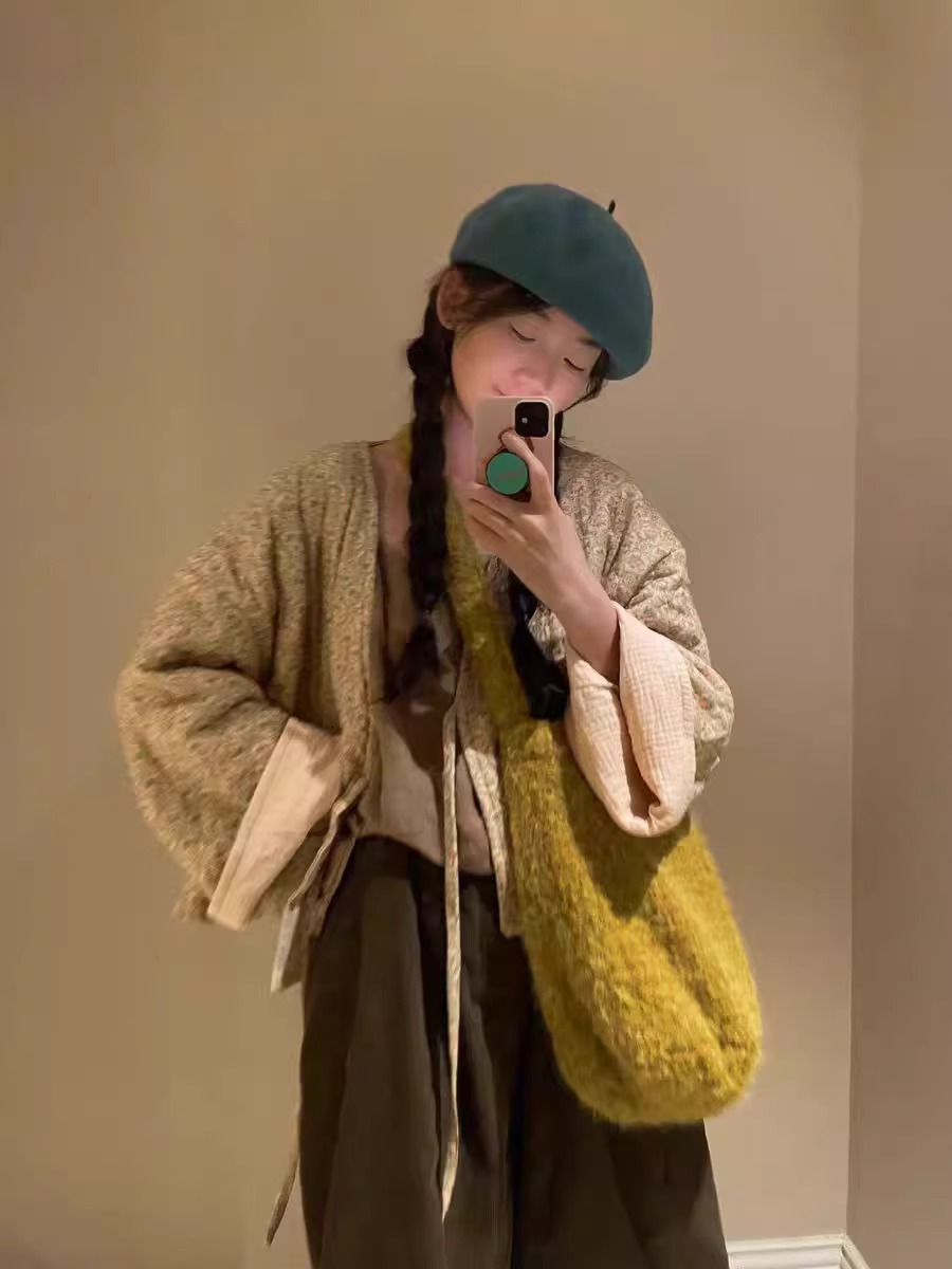 Autumn and Winter New Bucket Bag with Fluffy Design, Slant Body Wool Bag, Large Capacity, Simple Commuting, Bag Light Luxury Designer Bag