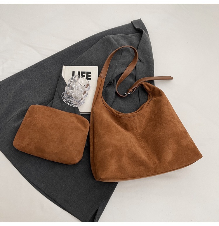 New suede large capacity armpit bag for women, trendy and versatile commuting retro mother and child bag, light luxury designer bag
