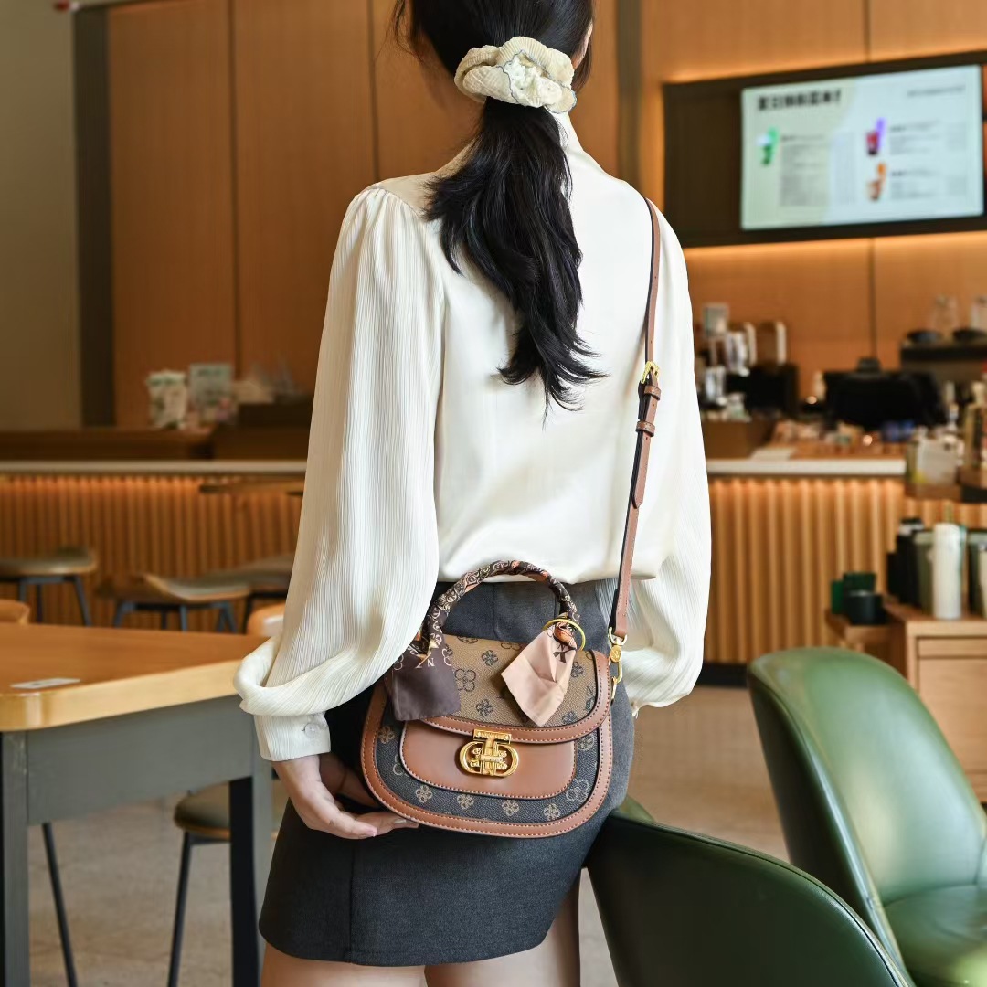 Designer Arbor 2025 niche bag women's new fashion trendy versatile old flower handbag shoulder messenger bag