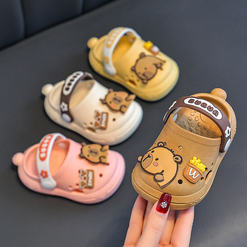 Summer new cute capybara children's shoes, anti slip outdoor sandals for boys and girls, closed toe beach shoes, fashionable and trendy shoes