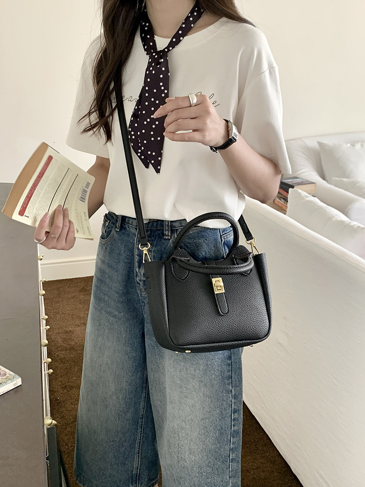 Women's new shoulder bag French style niche design retro style handbag autumn fashion bucket bag light luxury designer bag