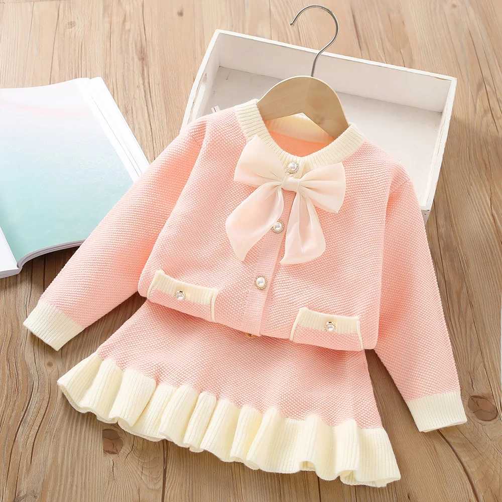 2024 Girls Autumn Dress Bow Korean Edition Childrens Set Baby Foreigner Knitted Cardigan Two Piece Set 28 Year Old Top and Bot L250926HGL0