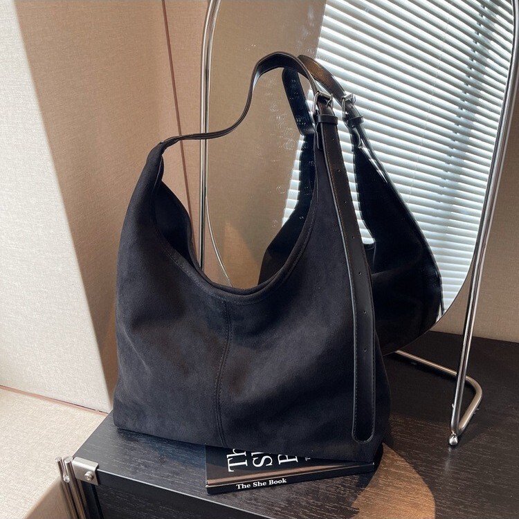 New suede large capacity armpit bag for women, trendy and versatile commuting retro mother and child bag, light luxury designer bag