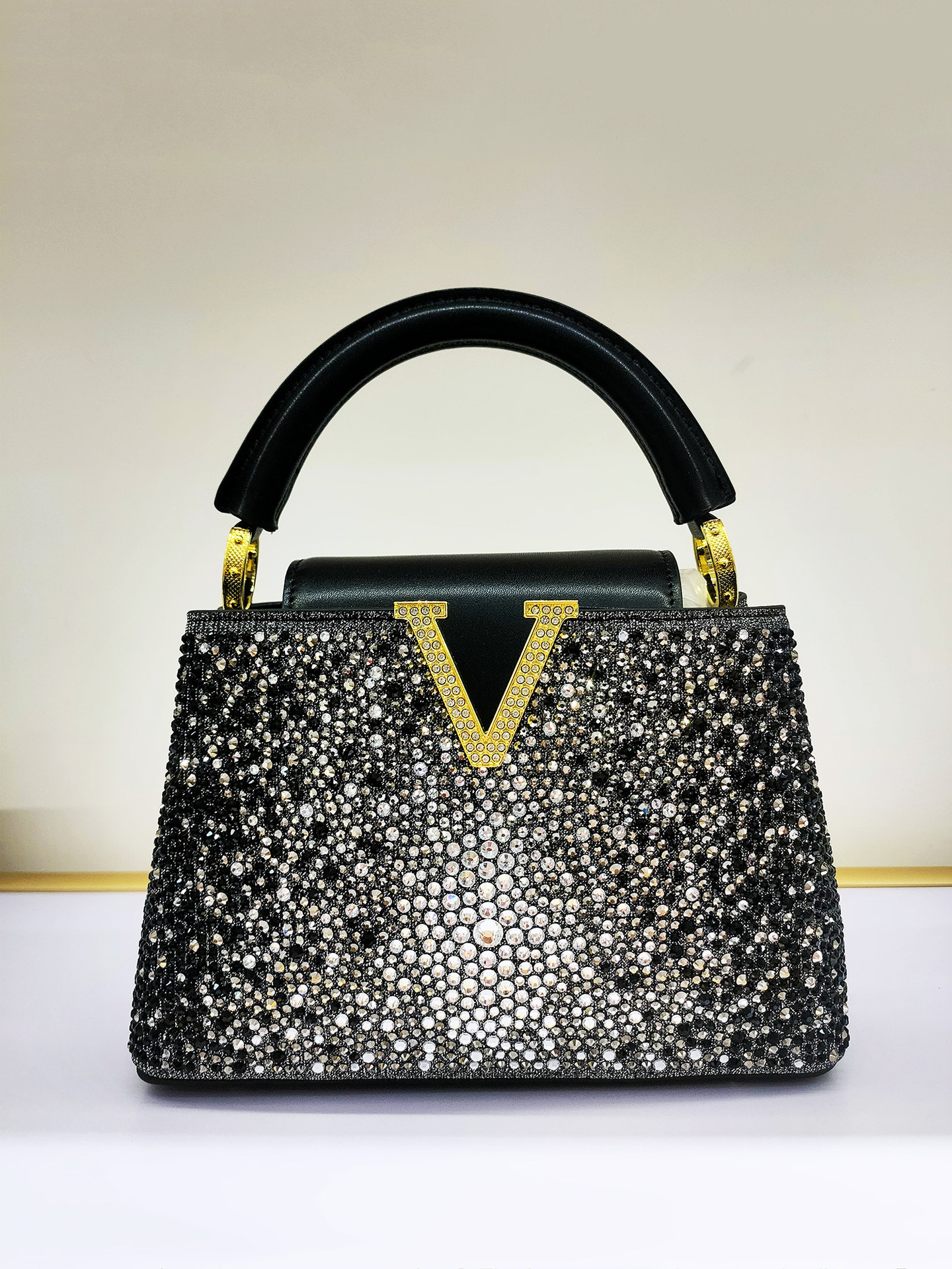 2025 new designer bag lady European and American new mini diamond-encrusted hot diamond handbag flip retro shoulder messenger bag