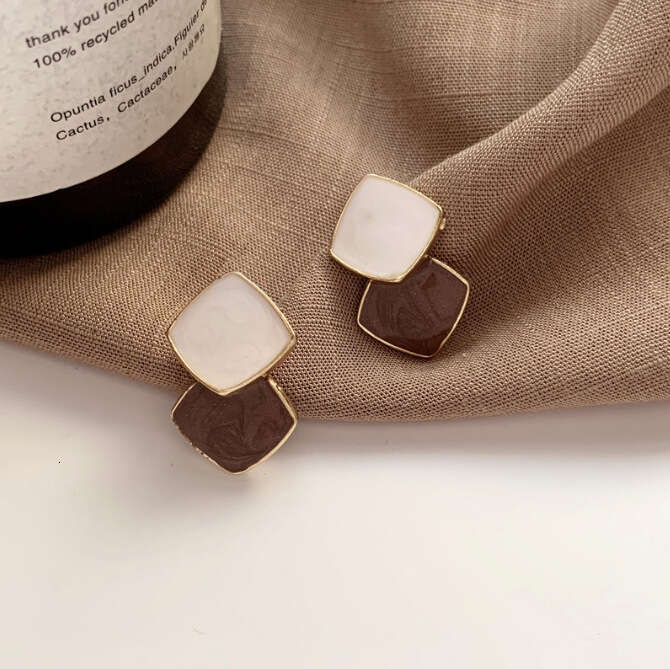 Fashionable and Elegant Simple Geometric Square for Women, Niche Design with a Sense of Sophistication, Versatile Earrings