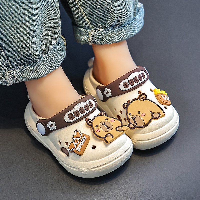 Summer new cute capybara children's shoes, anti slip outdoor sandals for boys and girls, closed toe beach shoes, fashionable and trendy shoes