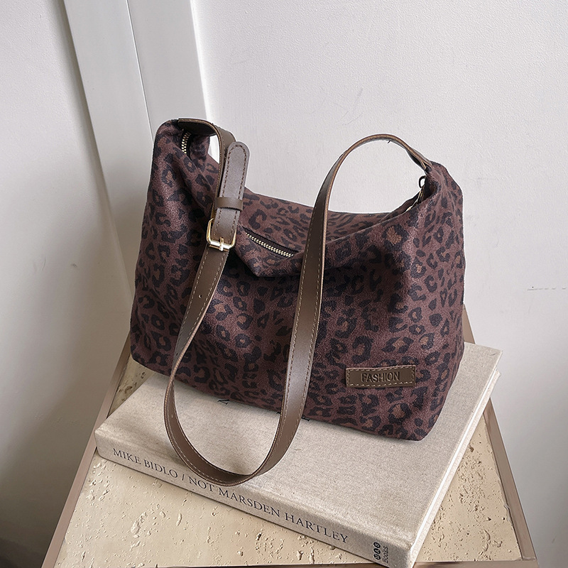 Retro matte bag, autumn new Bag style armpit bag, handbag, light luxury designer bag, large capacity leopard print women's shoulder bag, trendy s