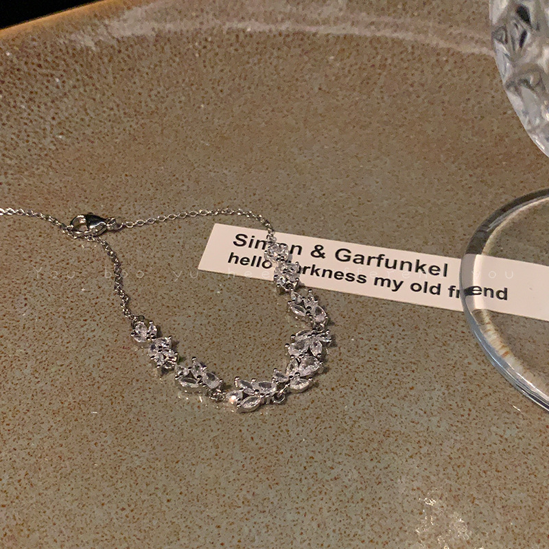 Silver - Toned Crystal Leaf - Shaped Necklace Delicate Daily & Elegant Jewelry Gift For Her High - Quality And Sparkling Accessory