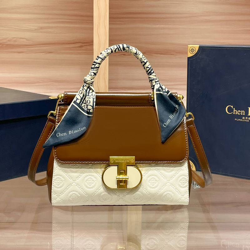 2025 new designer women's bag, foreign style, fashionable and luxury, versatile shoulder portable messenger bag, women's small square bag.