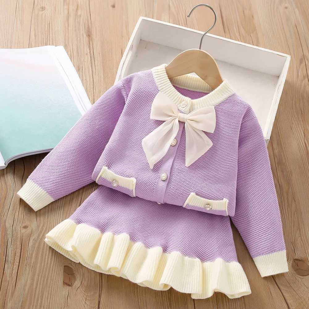 2024 Girls Autumn Dress Bow Korean Edition Childrens Set Baby Foreigner Knitted Cardigan Two Piece Set 28 Year Old Top and Bot L250926HGL0