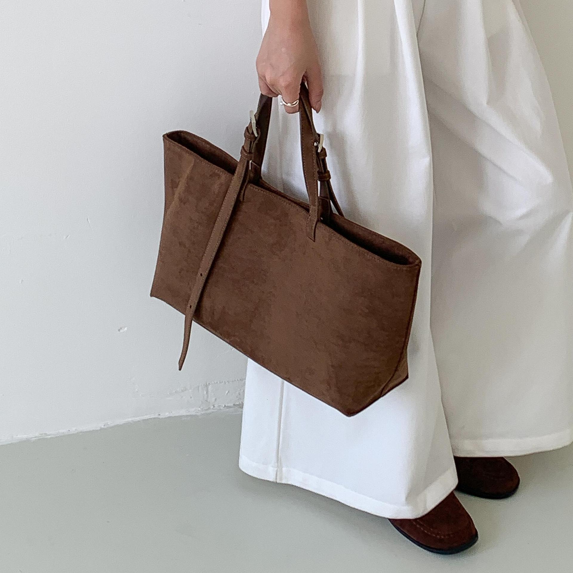 Vintage velvet bread autumn and winter new handbag velvet large capacity women s shoulder bag designer bag simple Luxury bag commuting bag Designer Ba