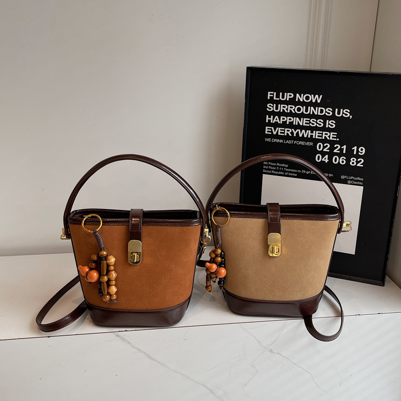 Ladies' elegant casual large capacity shoulder bag, simple and fashionable shopping and commuting new style, ladies' crossbody bag, students