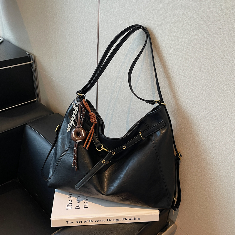 Casual, elegant, luxurious, large capacity women's shoulder bag, simple shopping, commuting essential crossbody bag, student fashionable, lightwe