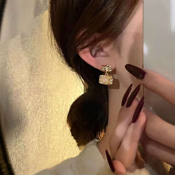 French Elegant Temperament Resin Square Niche Design High-end Earrings Light Versatile Ear Accessories