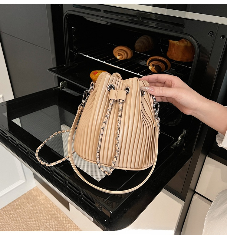 Autumn Fashion Bucket Bag Fresh and Sweet Women's Shoulder Bag Minimalist Corduroy Drawstring Chain Underarm Bag Bag Light Luxury Designer Bag