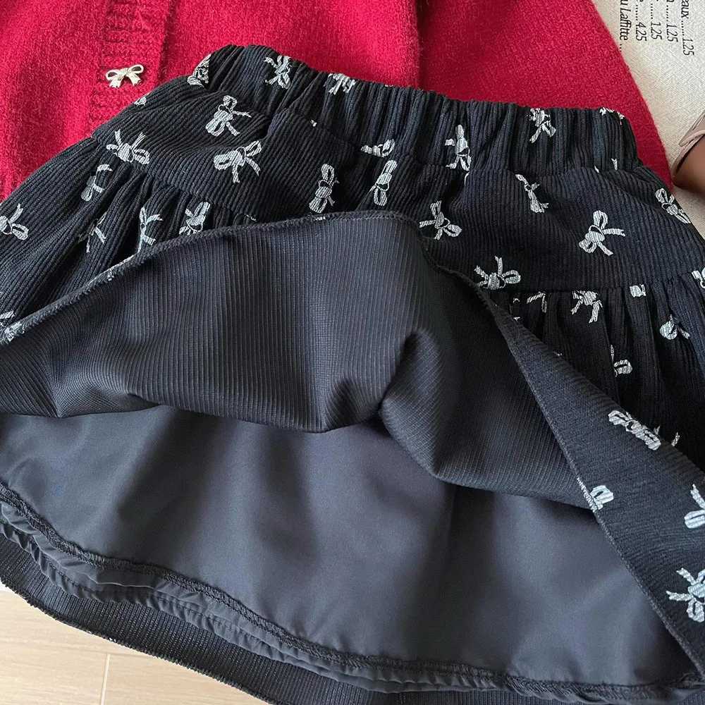 New Autumn Children Girls Knitwear 2PCS Clothing Knotbow Button Red Sweater Cardigan Suit All Printed Kids Baby Girls Cake Skirt L250926GED0