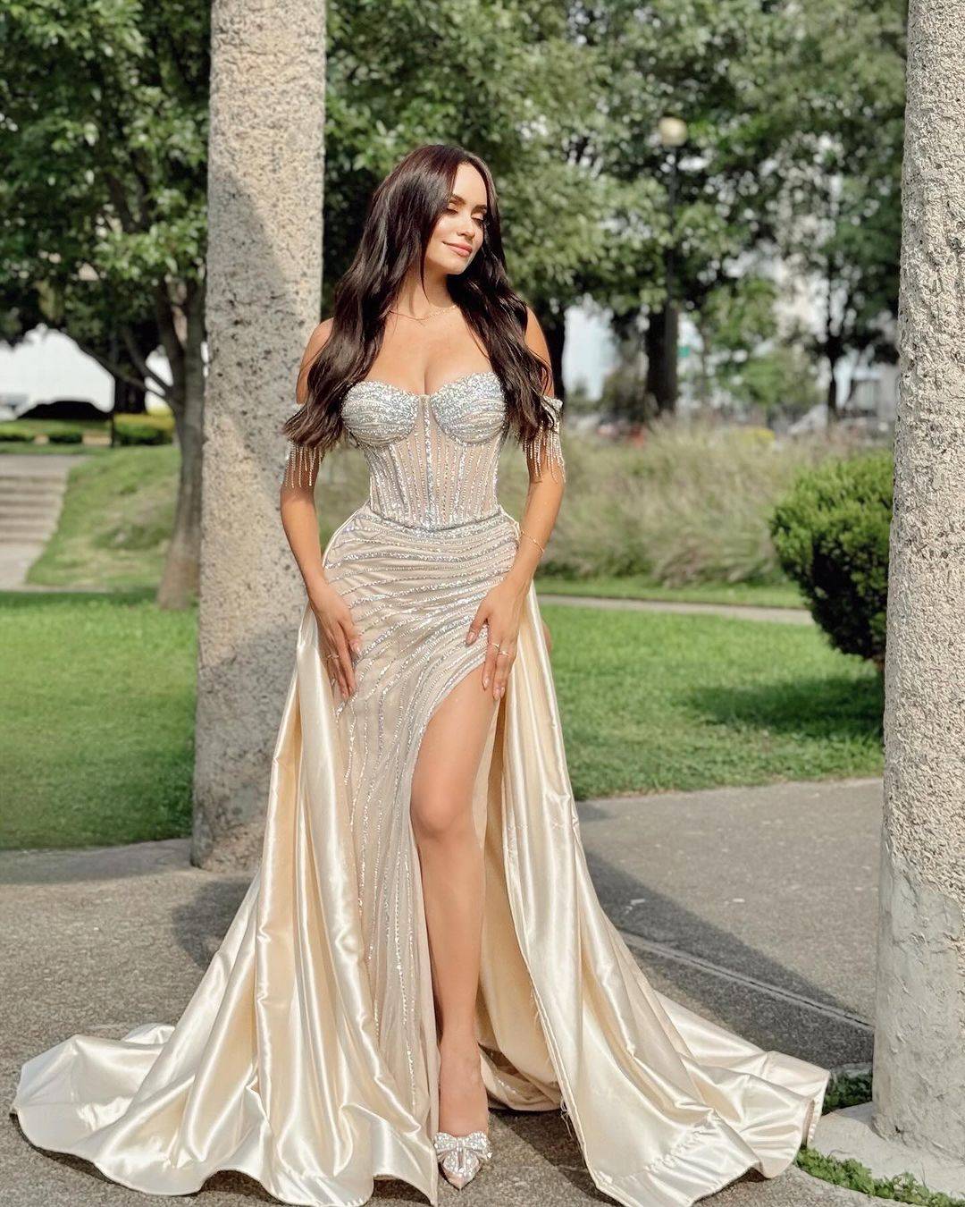 Elegant Off Shoulder Evening Dresses Side Slit Sweep Train Mermaid Prom Gowns Sequins Tassel Special Occasion Custom Made