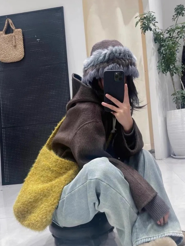 Autumn and Winter New Bucket Bag with Fluffy Design, Slant Body Wool Bag, Large Capacity, Simple Commuting, Bag Light Luxury Designer Bag