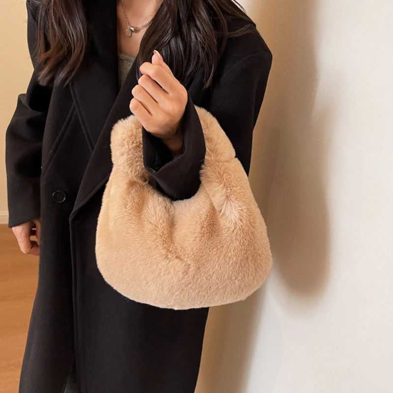 Winter Womens Plush Half Moon Fur Handbag Small Wrist Clutch Fashion Short Handle Phone Bag Coin Purse Ladies Fashion Accessory Z250928