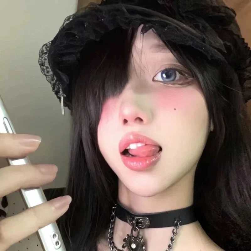 Winter Y2KHat designer Girl Millennium Double layer Lace Cross Dark Design Sense Beret Versatile Look Small Face beret V250928