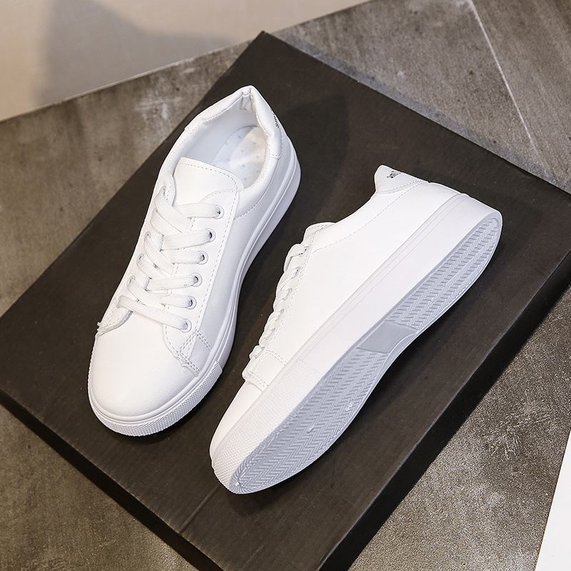 Thick soled white shoes for women in autumn 2025 fashionable and versatile white student round toe board shoes, street photography single shoes