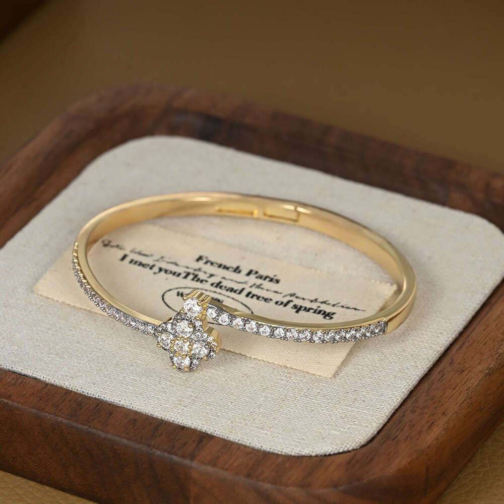 Korean Fashion New Two-tone Electroplated Lucky Clover Bracelet Light Wristband Trendy Jewelry