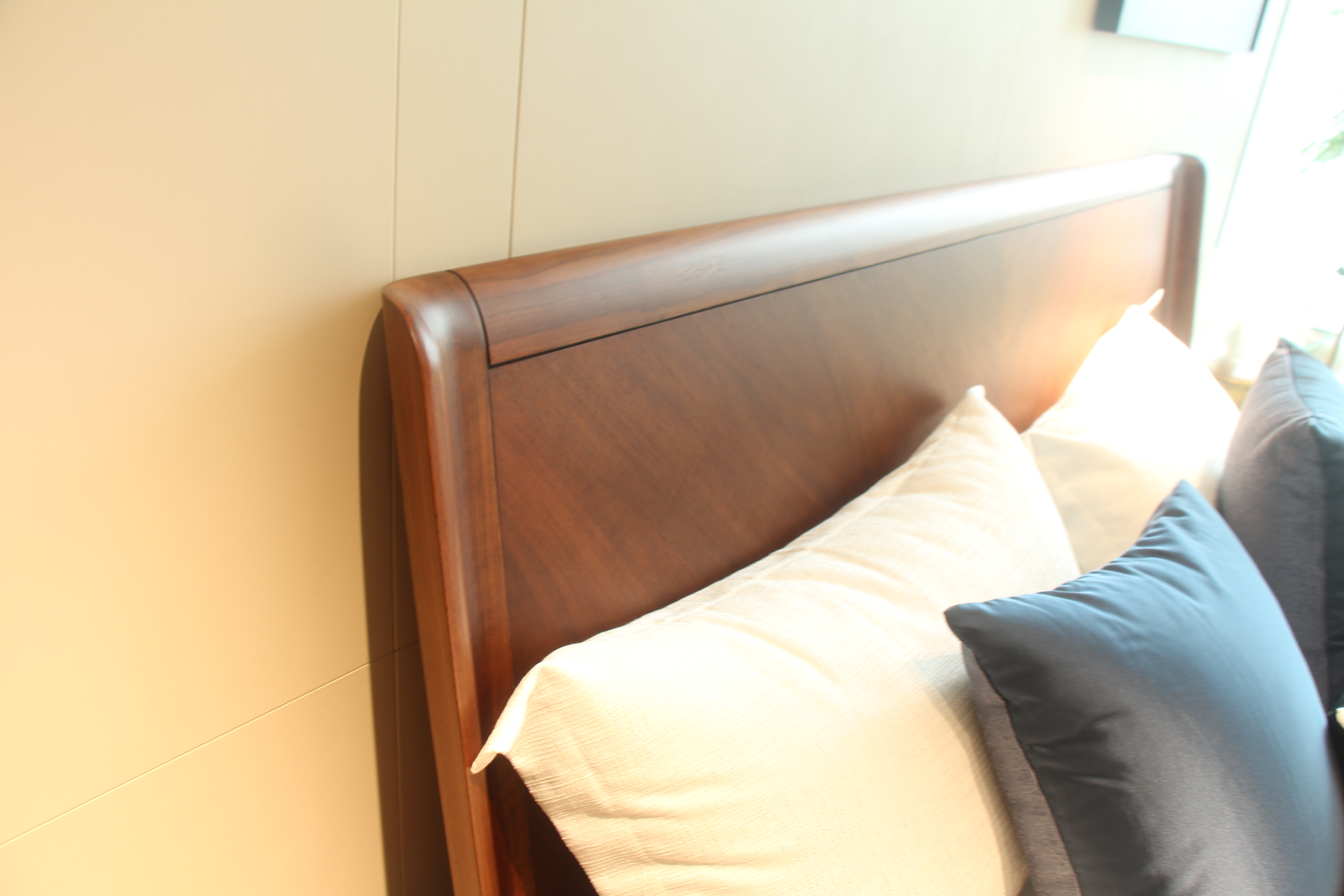 Zhong zhixin Ruimu Luxury High-end Solid wood bed master bedroom with minimalist design and mortise-and-tenon craftsmanship