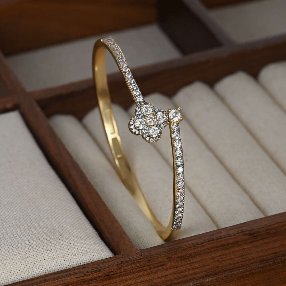 Korean Fashion New Two-tone Electroplated Lucky Clover Bracelet Light Wristband Trendy Jewelry