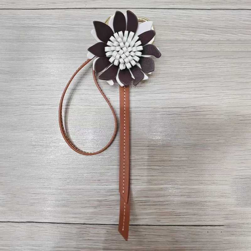 Luxury Sunflower Flower Bag Charm For Womens Bag Highend Fashion Exquisite Workmanship Bag Decoration Bag Accessories 2025 New Y250929as