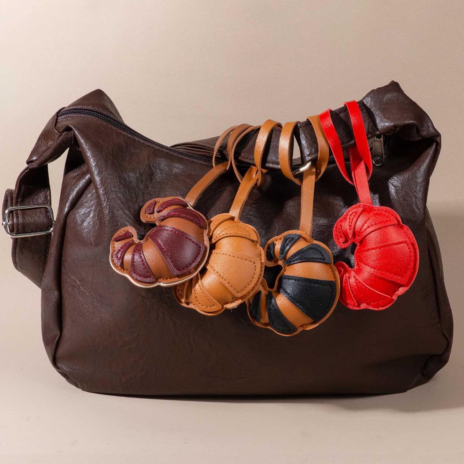 Luxury Handmade Leather Croissant Womens Bag Charm Keychain Cute Food Backpack Pendant Couple Friend Jewelry Gift Y250928