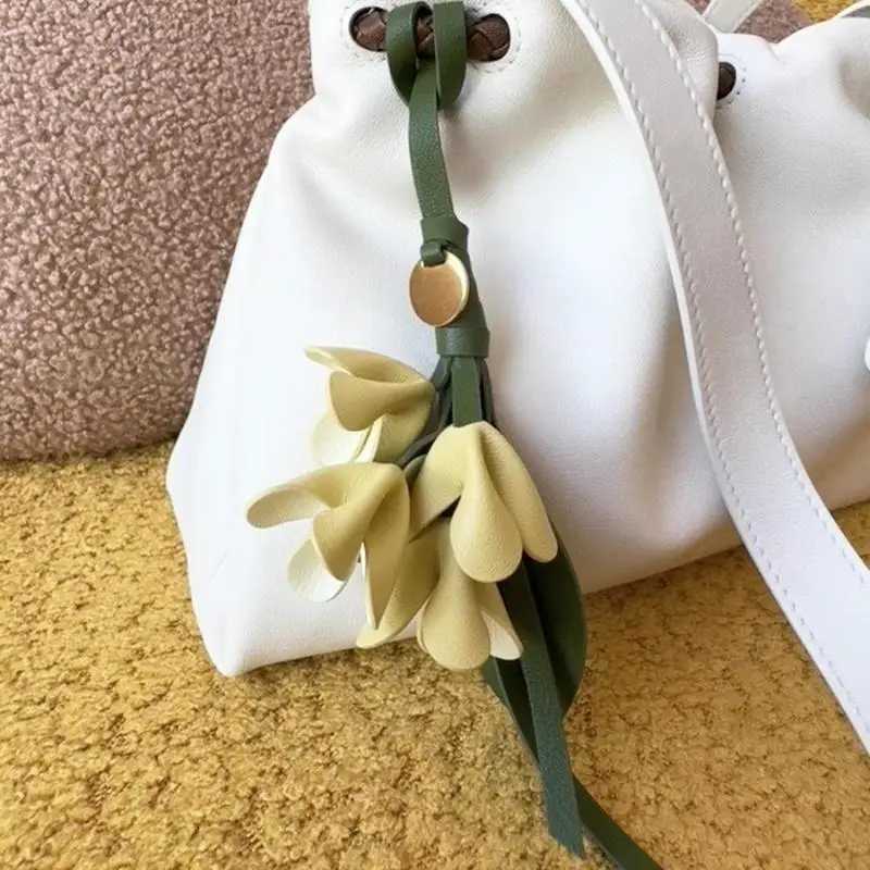 Luxury Fashion PU Leather Simulation Osmanthus Keychain Bag Pendant Decoration Artificial Flower Backpack Hanging Ornaments Gifts Y250928as