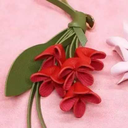 Luxury Fashion PU Leather Simulation Osmanthus Keychain Bag Pendant Decoration Artificial Flower Backpack Hanging Ornaments Gifts Y250928eg