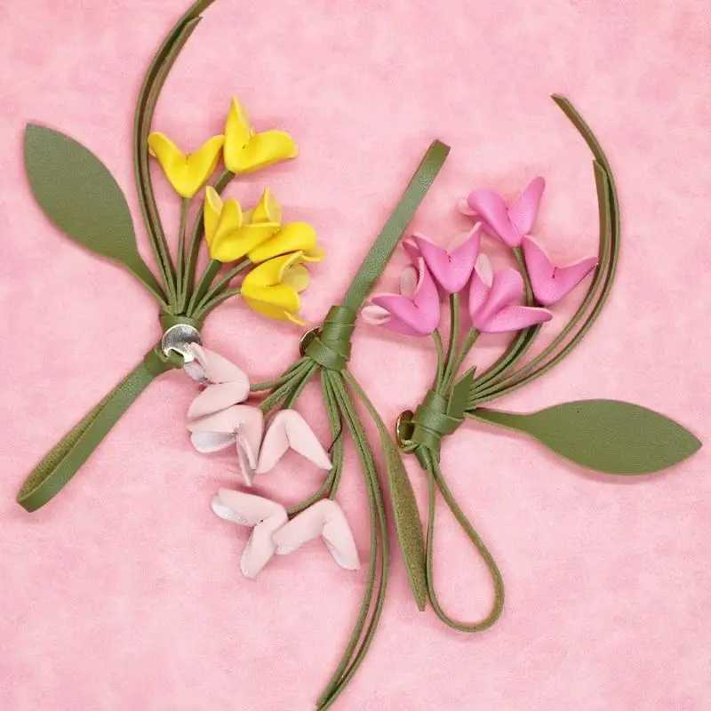 Luxury Fashion PU Leather Simulation Osmanthus Keychain Bag Pendant Decoration Artificial Flower Backpack Hanging Ornaments Gifts Y250928dx