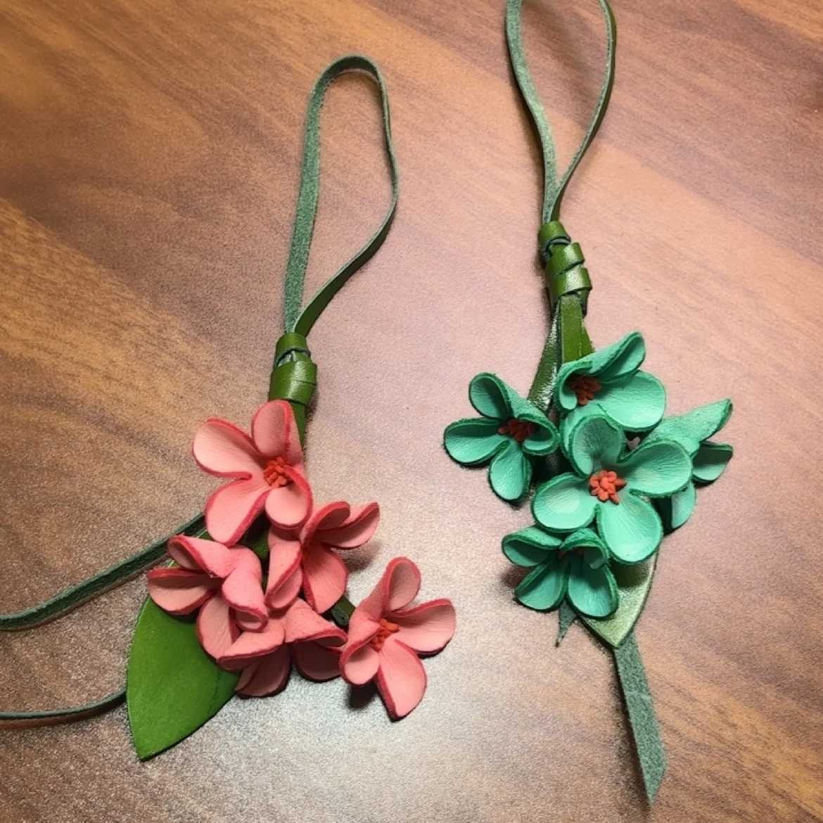 Luxury Fashion Cow Leather Flower Pendant Keychain Bag Charm Handbook Osmanthus Car Key Pendant Creative Pendant Tulip Bag Accessories Y250928