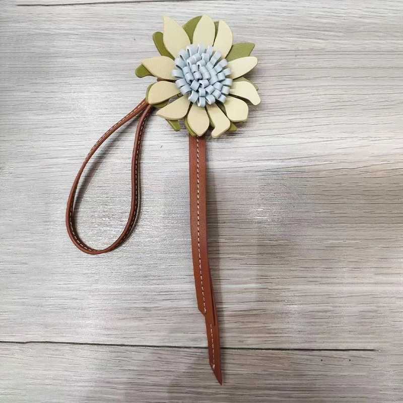 Luxury Sunflower Flower Bag Charm For Womens Bag Highend Fashion Exquisite Workmanship Bag Decoration Bag Accessories 2025 New Y250928