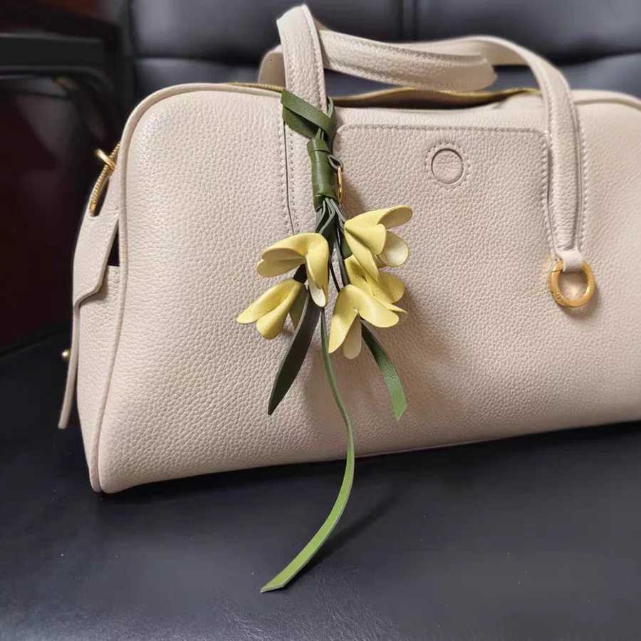 Luxury Fashion Cow Leather Flower Pendant Keychain Bag Charm Handbook Osmanthus Car Key Pendant Creative Pendant Tulip Bag Accessories Y250928as