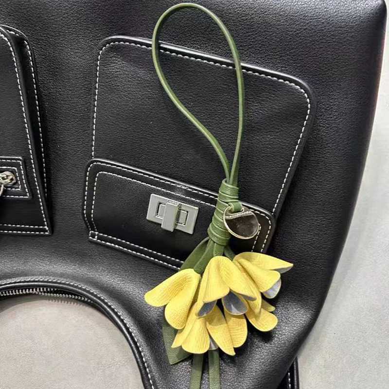 Luxury Highend Shoulder Bag Pendant Pu Leather Simulation Osmanthus Creative Handmade Pendant Popular Keychain Friend Gift Accessories Y250928as